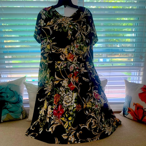 Dresses & Skirts - Short sleeved floral dress